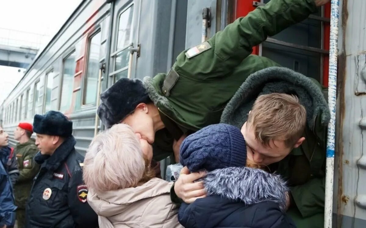 Проводы военнослужащих. Призывники фото. Провожают в армию. Мобилизация прощание.