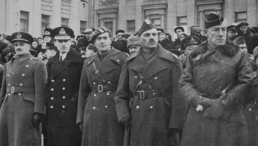 Куйбышев парад 7 ноября 1941 года. Парад в Куйбышеве 7 ноября 1941 года иностранные дипломаты. Куйбышев 1941 год. Сталин на параде 1941. Куйбышев вов