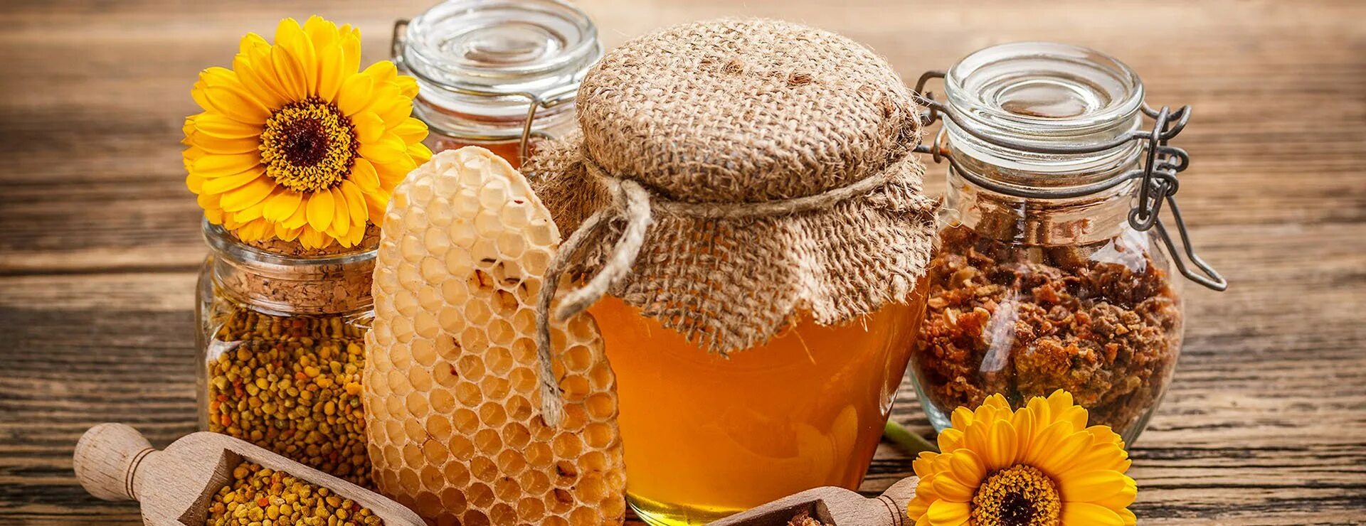 Продукты пчеловодства в косметологии. Косметика на основе меда. Медовая маска. Медовая маска для лица. Натуральная косметика из меда.