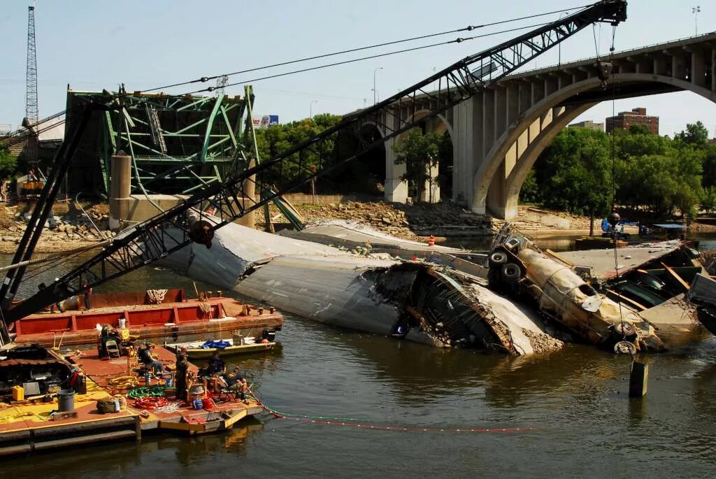 Авария с мостом в сша. Мост i-35w через Миссисипи. Мост через Миссисипи обрушение 2007. Мост в Миннеаполисе через Миссисипи. Разрушенный мост.