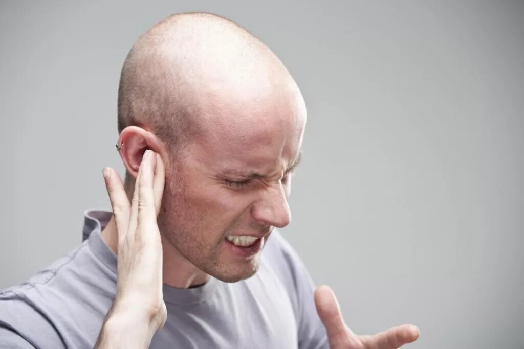Сильная боль в области уха. Влияние наушников на слух человека.
