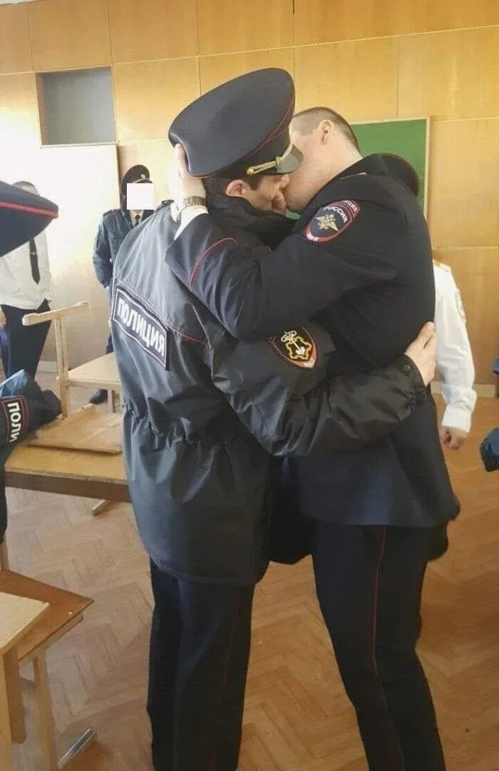 где сидят полицейские