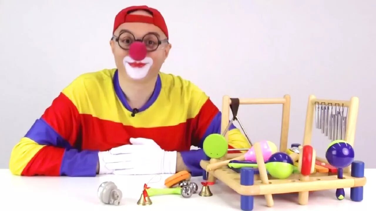 Человек видео для детей. Клоуны с музыкальными инструментами. Клуоны с инструментами. Инструменты клоуна.