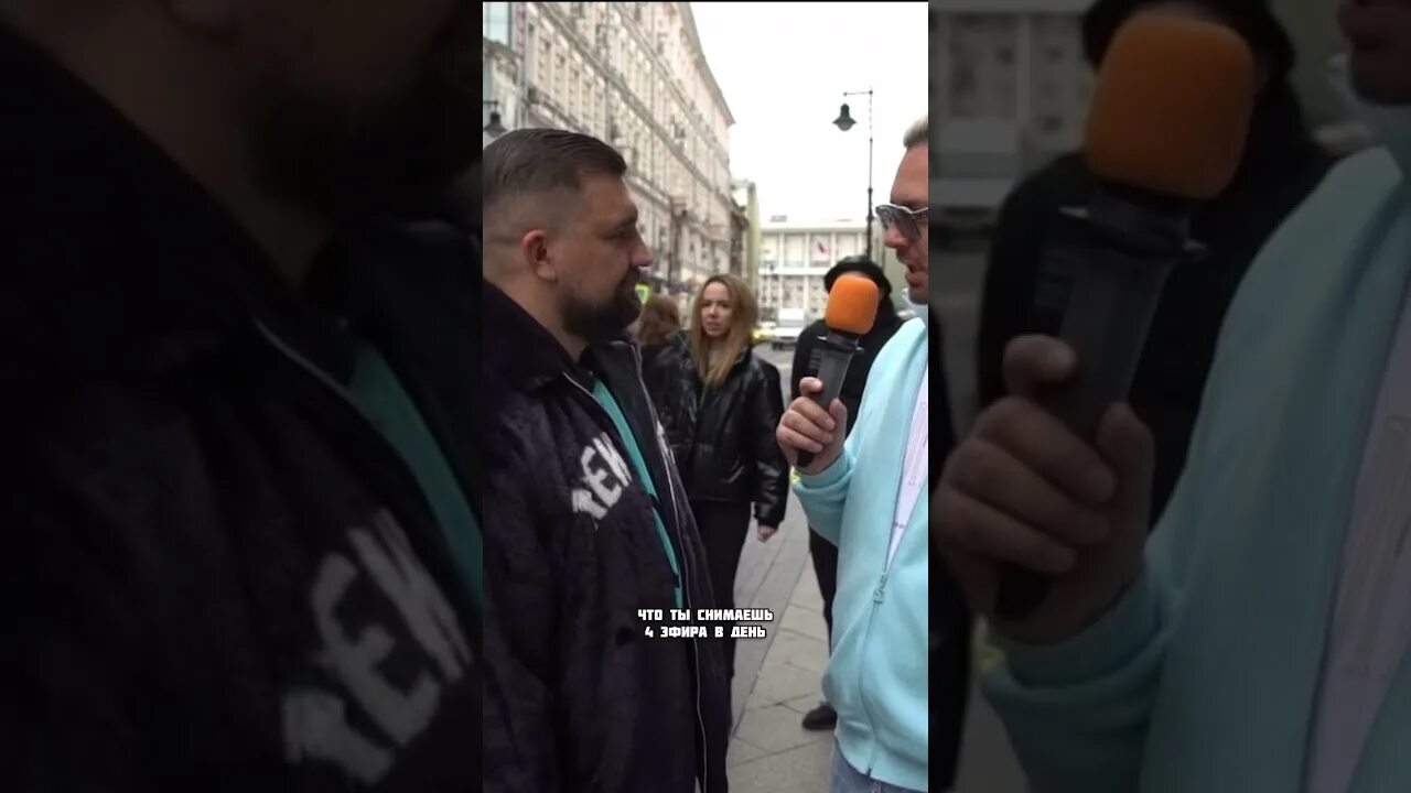 Вопрос ребром серго. Вопрос ребром баста. шоу басты вопрос ребром. соведущий басты в вопрос ребром.