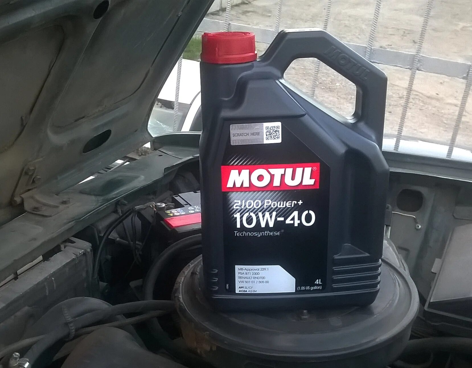 Залил масло мотюль. Мотюль в железных канистрах. Канистра Motul дно. ВАЗ 2112 Motul. Мотюль в Лансер 10 2.