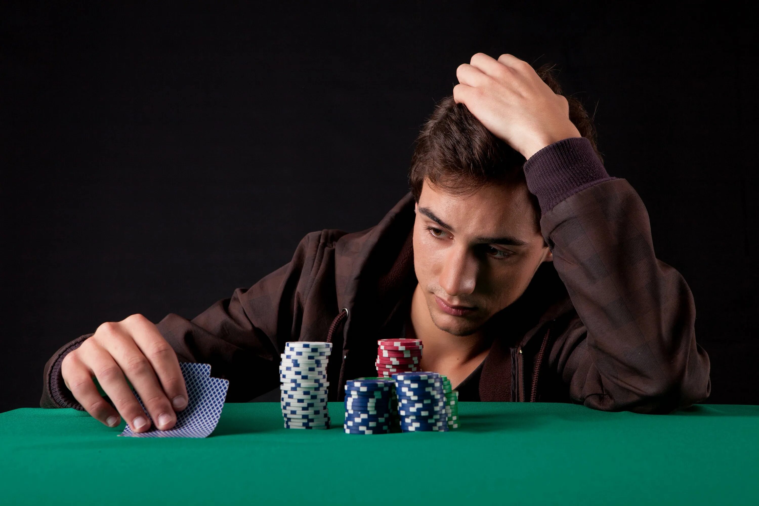 Азартный мужчина. Покер. Проиграл в казино. Игрок в Покер. Большой неудачник