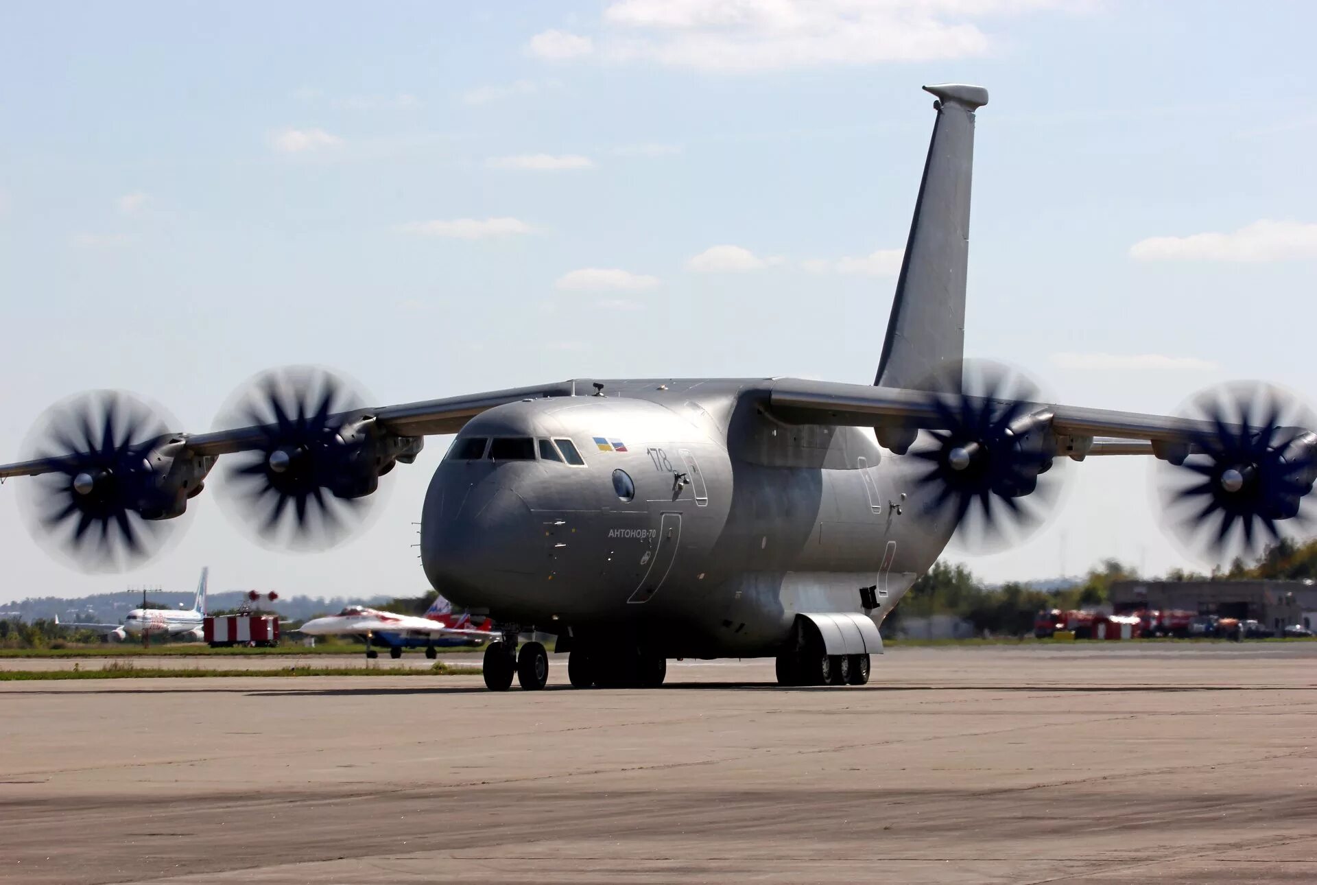 Большие российские самолеты. Антонов АН-70. Самолет АН 22. АН-70 военно-транспортный самолёт. Antonov АН-70 АН-22.