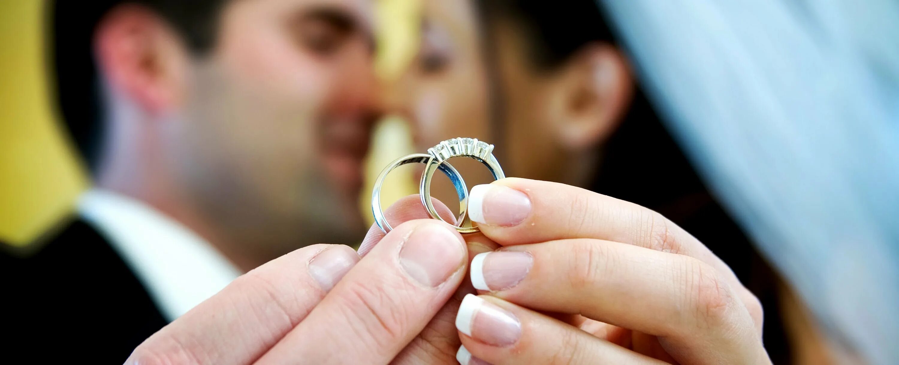 Бывший муж обручальным кольцом. Свадебные кольца для невесты и жениха. Необычные Свадебные кольца. ЗАГС кольца. Еврейские обручальные кольца.
