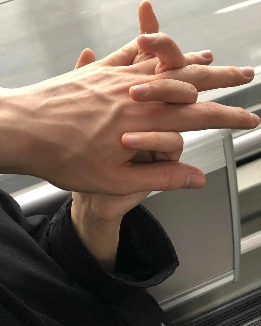 Руки парней. Красивые мужские руки. Руки парней. Переплетенные пальцы. Руки парней.