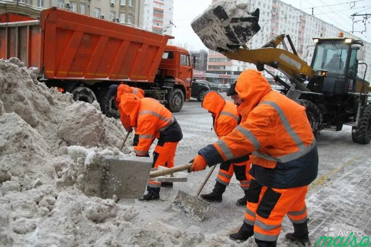 Дорожные рабочие вахта москва 15 15. Дорожный рабочий ГБУ Жилищник вахта 15. Уборка снега. Дорожный рабочий. Уборка снега разнорабочие.