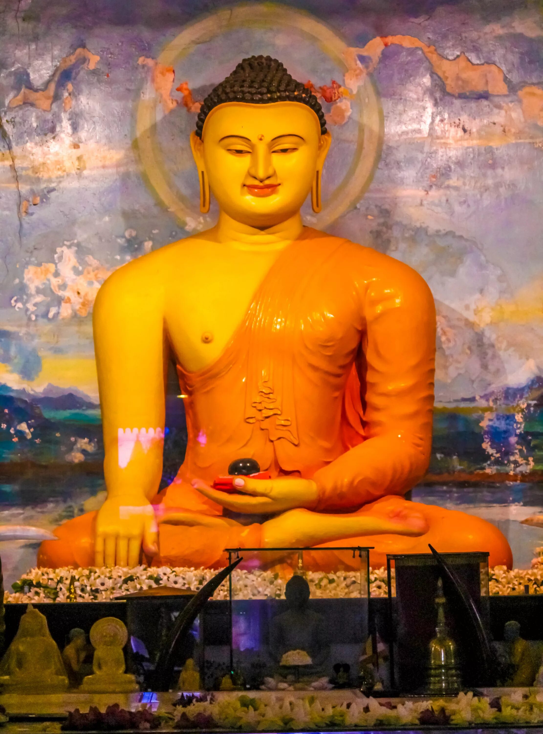 Помощник духовного лица на востоке 4. Будда Шакьямуни. Статуя Будды в Азии. Будда Шакьямуни фото при жизни. Будда статуя четыре руки.