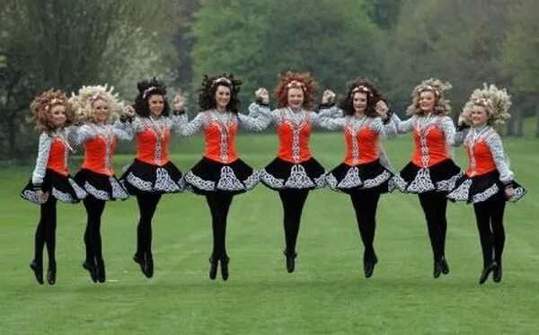 Кейли танец шотландия. Ирландский танец riverdance. Джига британский танец. Ирландия танец. Ирландия танец.