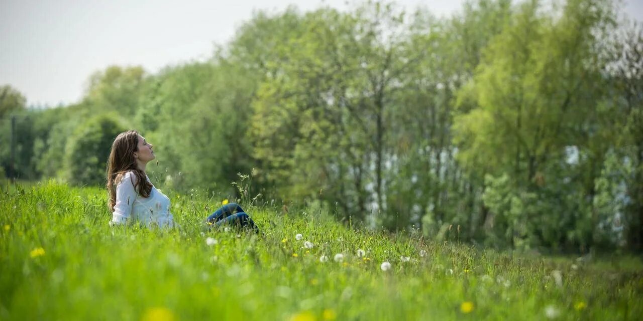 We live nature. Девушки. Природа в картинках. Reconnect with nature. People in Spring.