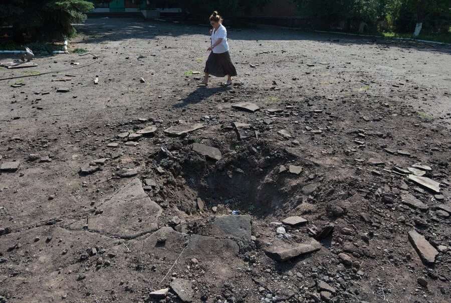 Разрыв мины. Воронки от миномета 120 мм. Воронка от 155 калибра. Воронка от 203 мм снаряда. Воронка от 152 мм снаряда.