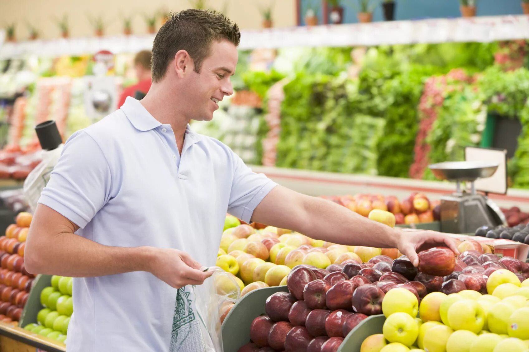 Всегда свежее. Человек с продуктами. Парень в магазине продуктов. Люди на рынке. Мужчина выбирает продукты.