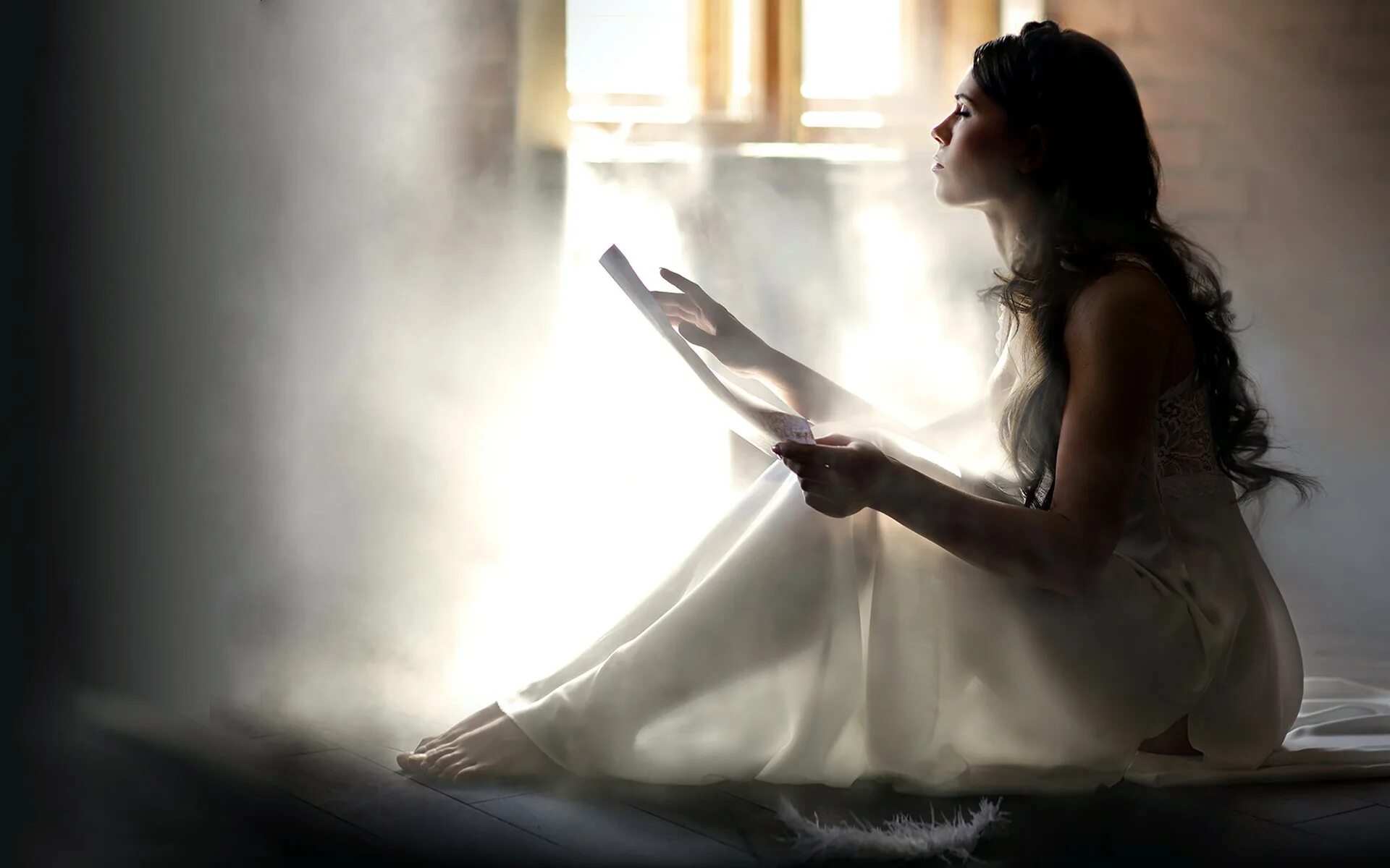 чтение в темноте. воспоминания о прошлом. это одиночество. девушка с книгой у окна. женщина ночью пишет.