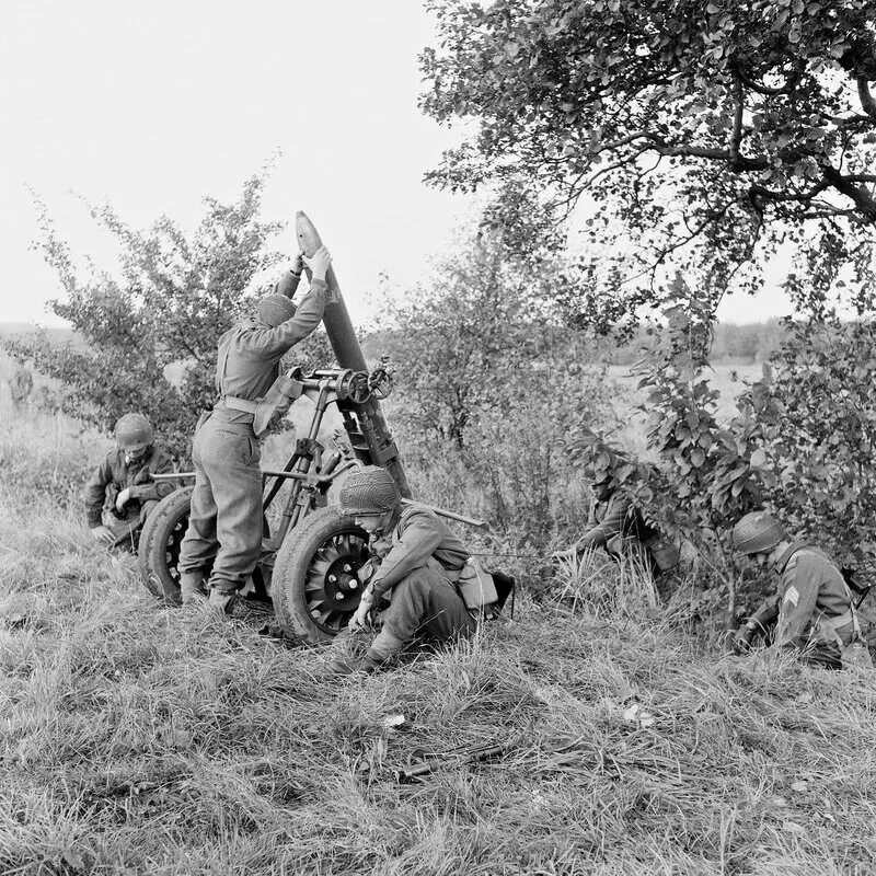 Осень 1944 года. 120 Мм миномет РККА. Осень 1944. Колёса от 120мм миномёта РККА. Фото минометчики РККА.