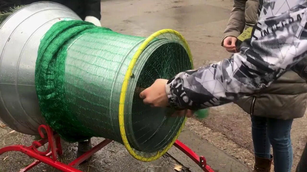 Сетка под елку. Труба для упаковки елок. Сетка для упаковки елок. Елка в сетке. Изготовление станка для упаковки елок своими руками