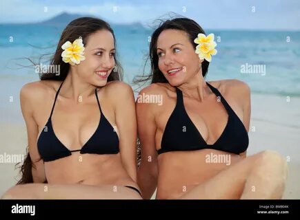 www.alamy.comstock-photo-mother-and-daughter-on-the-beach-in-hawaii-at-sun...