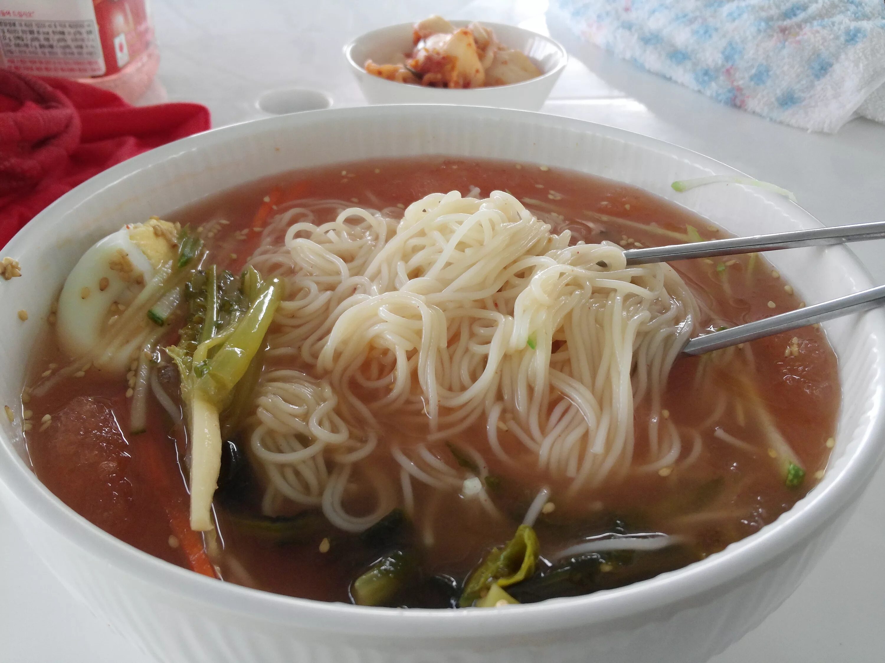 Суп с лапшой соба. Китайская кухня супы. Суп конгуксу. Азиатский суп с белой лапшой.