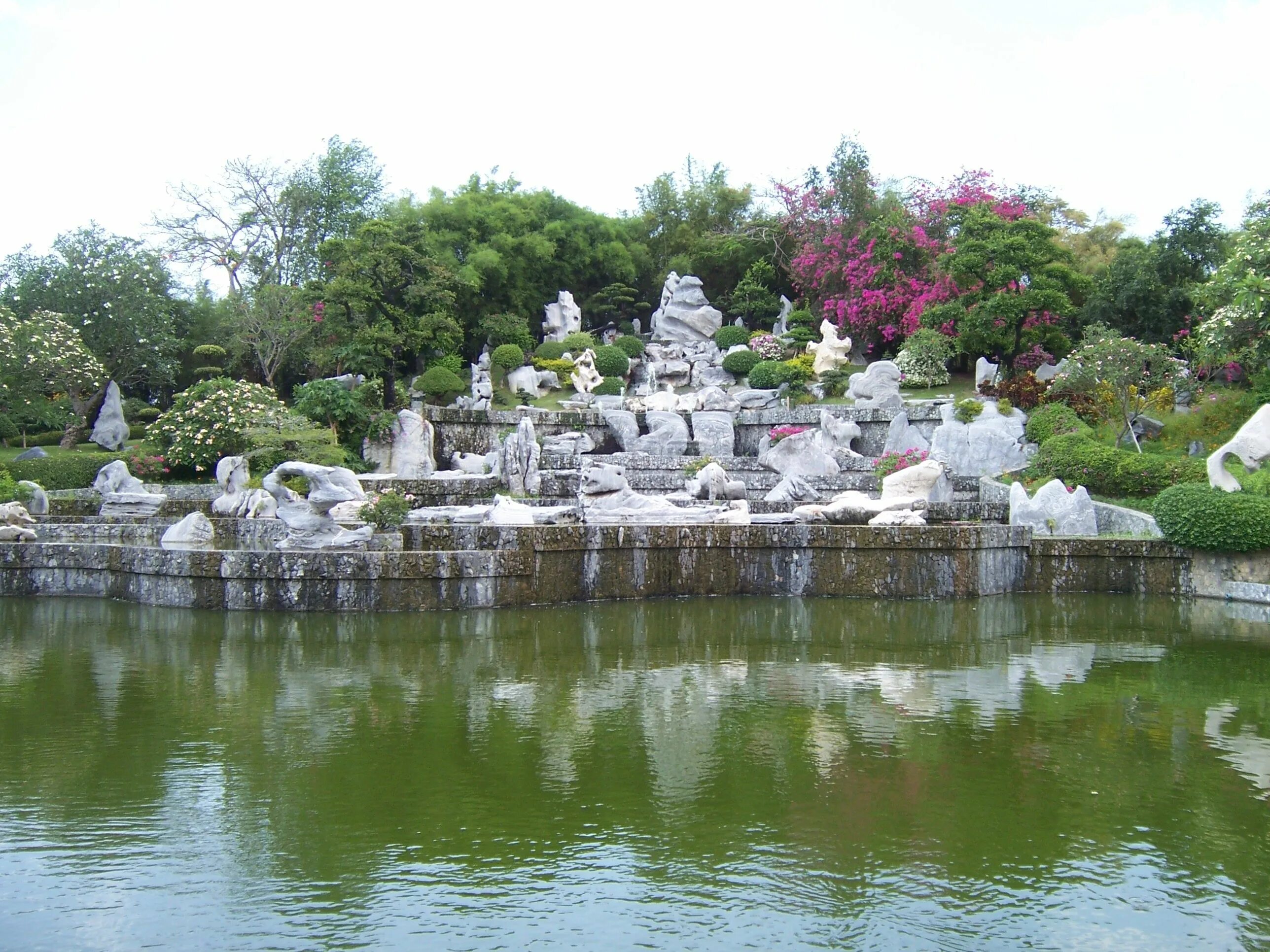 Stone park. Сад миллионолетних камней Паттайя. Тайланд сад миллионолетних камней. Парк миллионолетних камней в Паттайе. Паттайя парк миллионолетних камней и крокодиловая ферма.