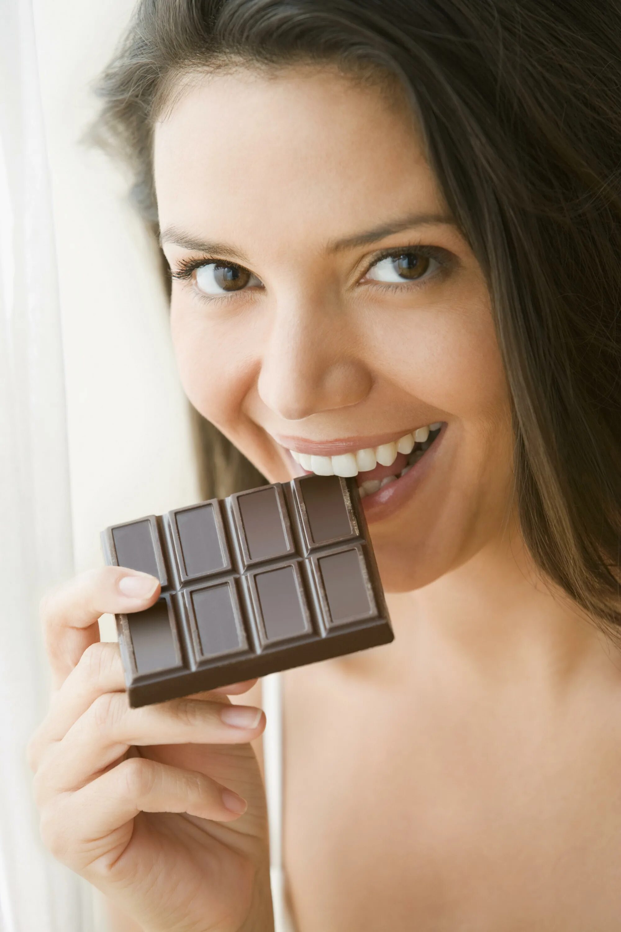 Ночью ем шоколад. Девушка с шоколадкой. Девушка ест шоколад. Женщина в шоколаде. Человек ест шоколад.
