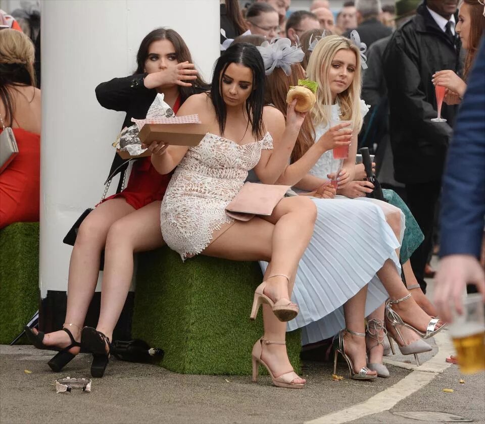 Леди дее. Aintree grand national ladies day. скачки grand national ladys day. день леди в великобритании. английские леди на скачках.