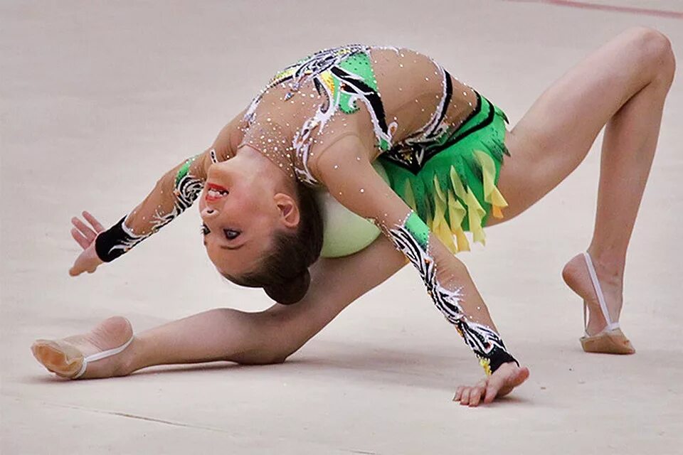 Юные спортсменки. Очень юные гимнастки. Юные художественные гимнастки. Гимнастика художественная девочки. Маленькая гимнастка.