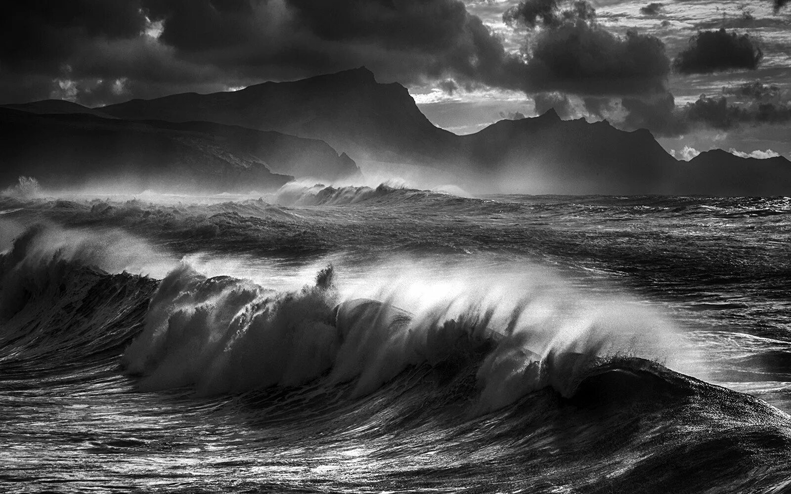 Черно белый океан. Море шторм. Море черно белое. Черно белые волны. Море, волны.