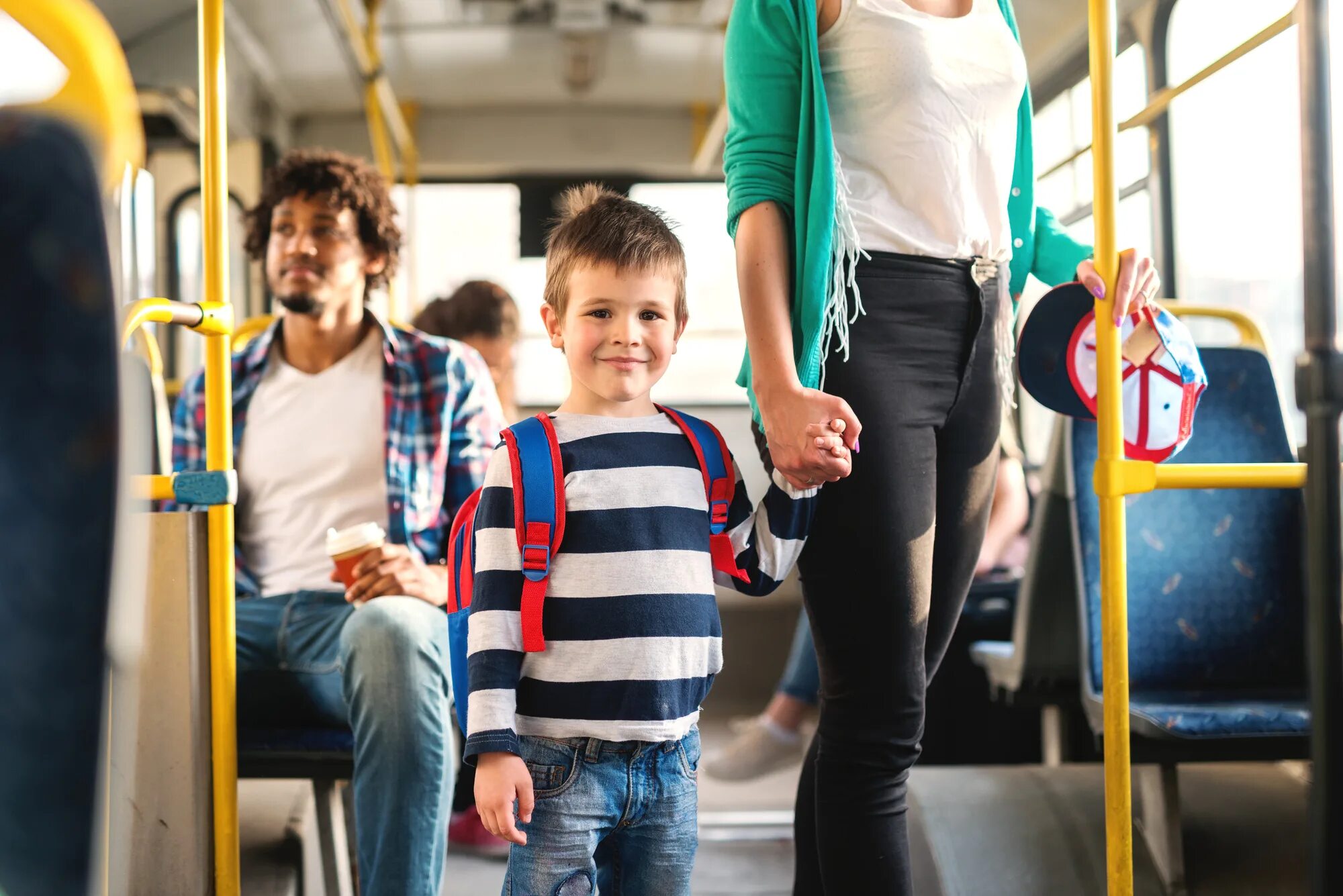 Общественный транспорт для детей. Автобус для детей. Мальчик в автобусе. Дети в общественных местах.