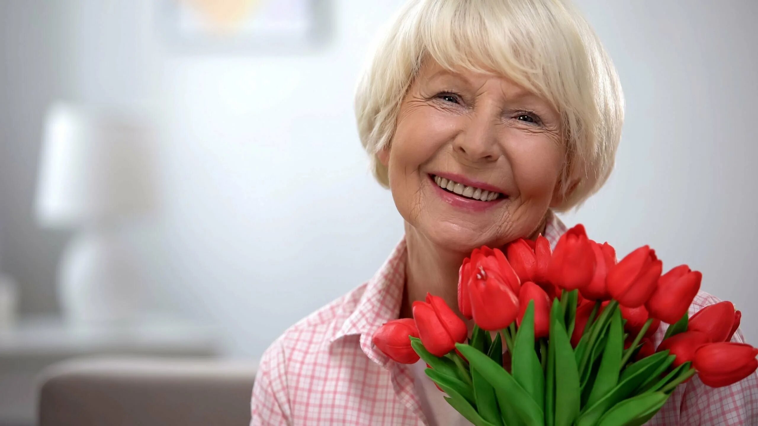 Женщина с цветами. Женщина с цветами 45 лет. Женщина среднего возраста. Бабушка с цветами. Цветы для женщины в возрасте.