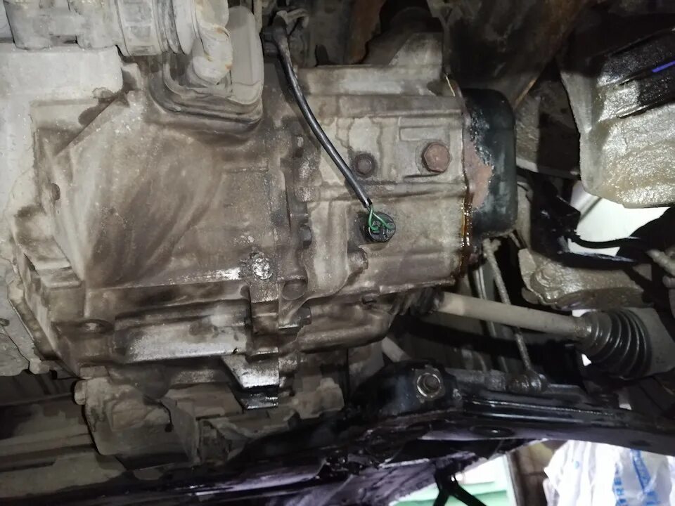 Течет 3. Мазда 3 2007 течет коробка. протек коробки. подтекает масло коробки мазда 6. течь масла из акпп мазда 3 bl.