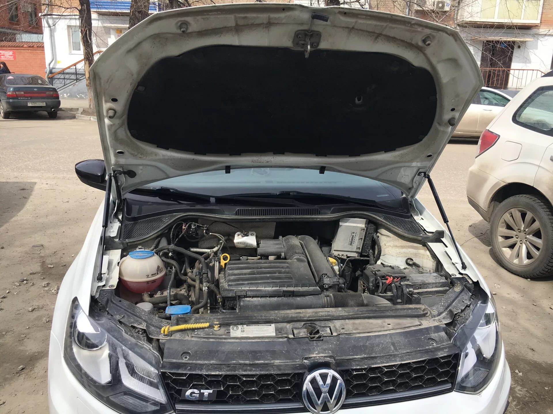 Упор капота фольксваген. Упор капота Фольксваген поло. VW Polo упоры капота. Газовые упоры капота VW Polo sedan. Газовые упоры на капот Фольксваген поло 2014.