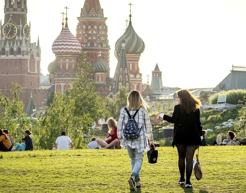 Жаркое лето в москве. Июль в москве будет. Люди переходят москву-реку. Аномальная жара 2023 москва. Июль в москве будет.