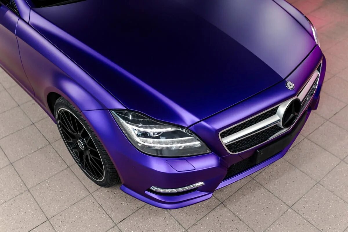 CLS 63 AMG фиолетовый. Мерседес CLS фиолетовый. CLS 63 AMG винил. Фиолетовый матовый CLS 63. Оклейка бронепленкой автомобиля by tuning