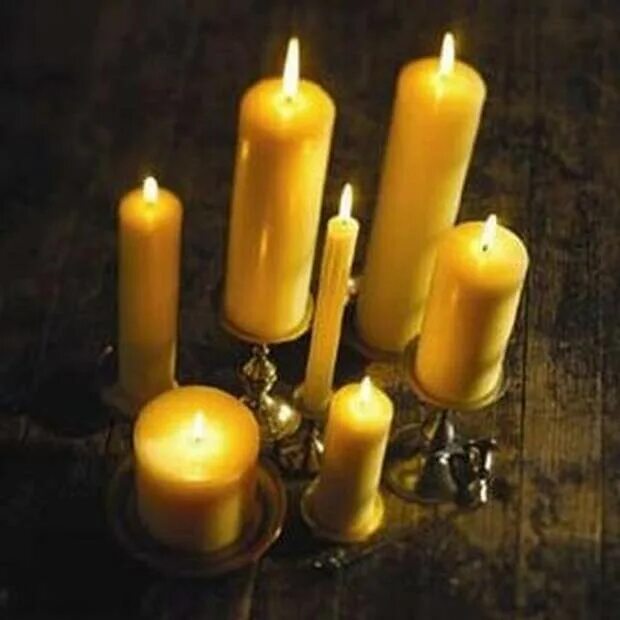 Художественные свечи. Цвет желтыми свечками. Восковая светодиодных свеча. Свечка ночью. Светодиодные свечи в интерьере.