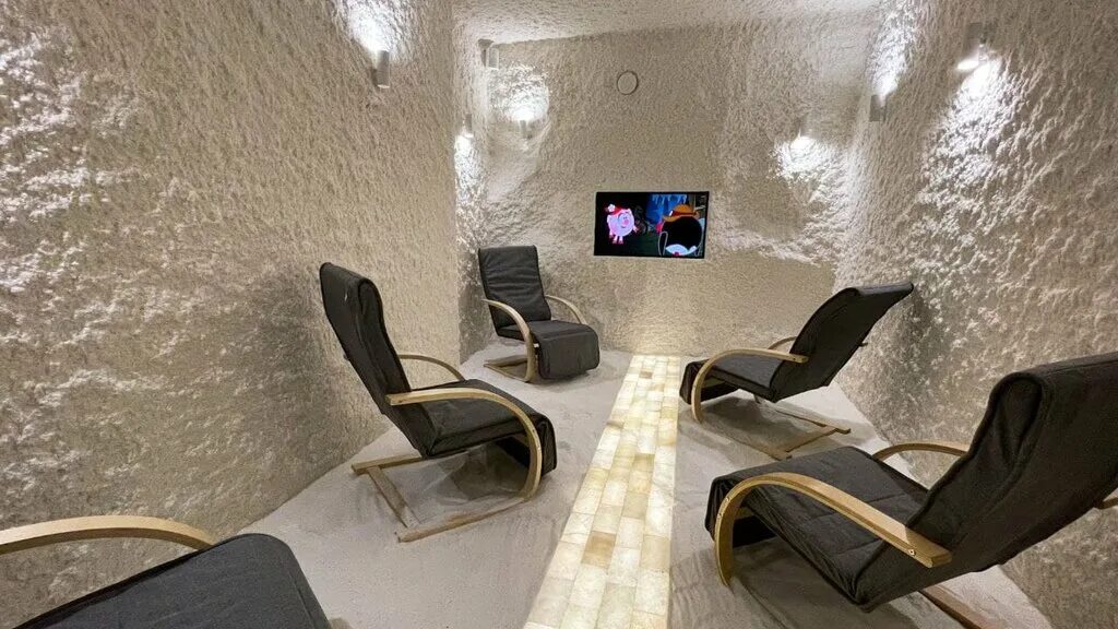 соль плюс соляная пещера. реклама соляных пещер. девочка в соляной пещере. пещера минск. соляная комната в частном доме.