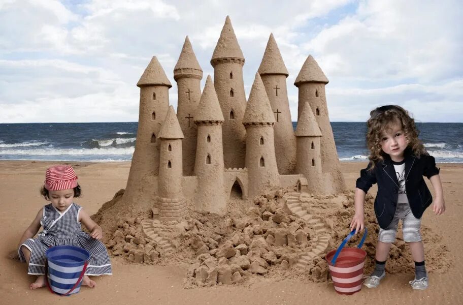 Drive a car make a sandcastle. Замок из песка. Замки из песка для детей. Песочный замок дети. Домик из песка детский.