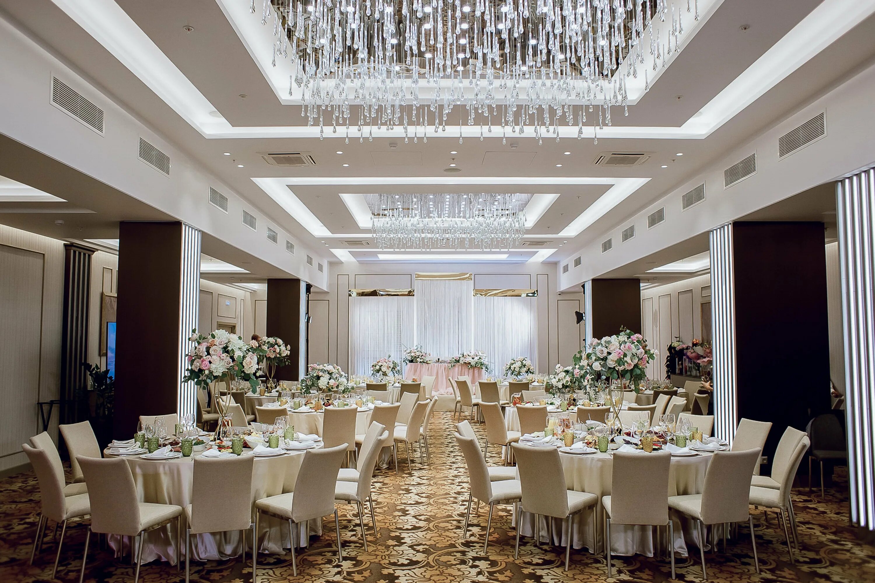 Фидан симферополь ресторан. Great room moscow ресторан. Банкетный зал сарабуз симферополь. Кафе у исмаила. Азиз ресторан в симферополе равнополье.