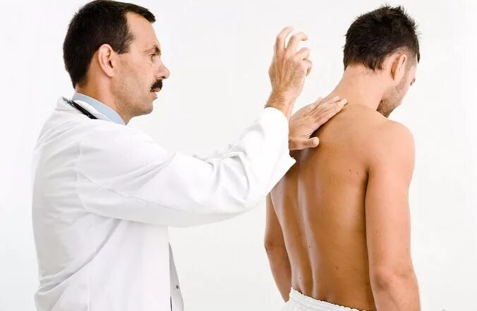 врач со спины. какой врач по позвоночнику. осмотр позвоночника. физикальное обследование пациента. боль в спине.