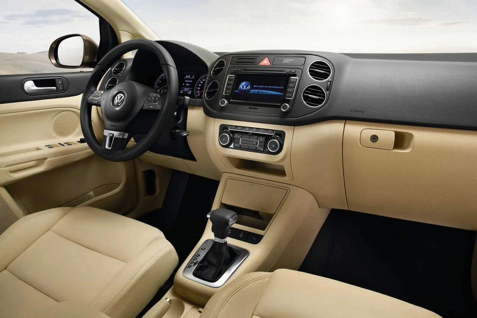 Фольксваген туран 2018 салон. Покажи салон фольксвагена. Volkswagen golf plus 2. Volkswagen golf 2014 салон. Volkswagen golf 2014 interior.