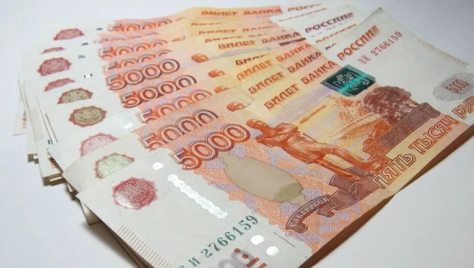 Одолжить деньги. Человек дает деньги. Где взять 100000 рублей. Взять в долг 500 тысяч рублей. Взять в долг 500 тысяч рублей.