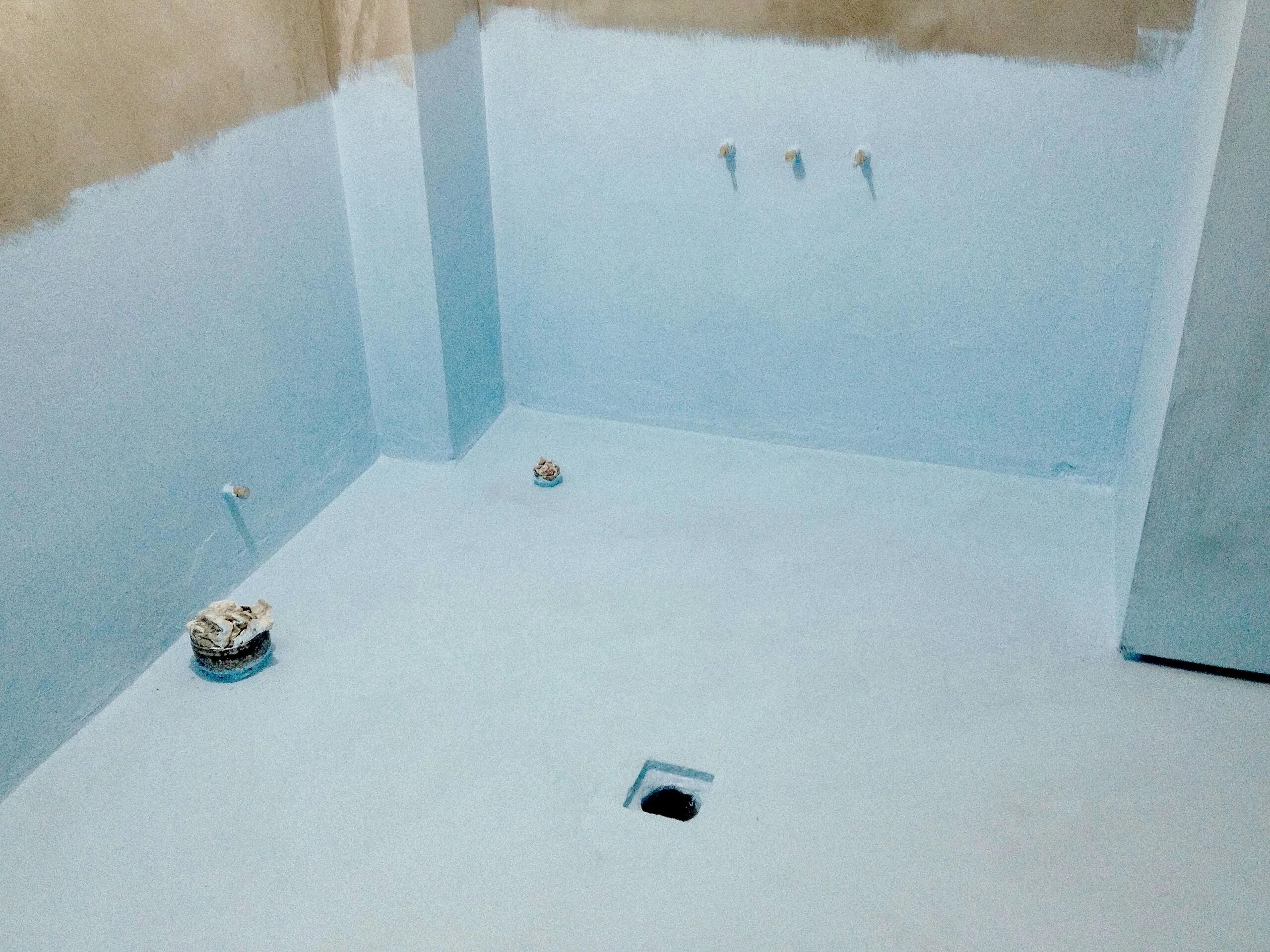 Жидкая гидроизоляция ванна. Обмазочная гидроизоляция мокрых зон в санузлах. Обмазочная гидроизоляция в санузле. Обмазочная гидроизоляция пола ванной. Гидроизоляция для ванной Акватек.