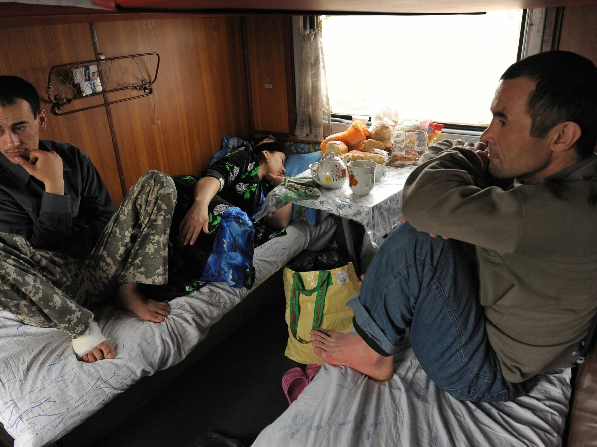 Фото спящих узбеков. Трудовые мигранты Таджикистана в поезд. Гастарбайтеры в вагончике. Таджики в поезде. Общежитие гастарбайтеров.