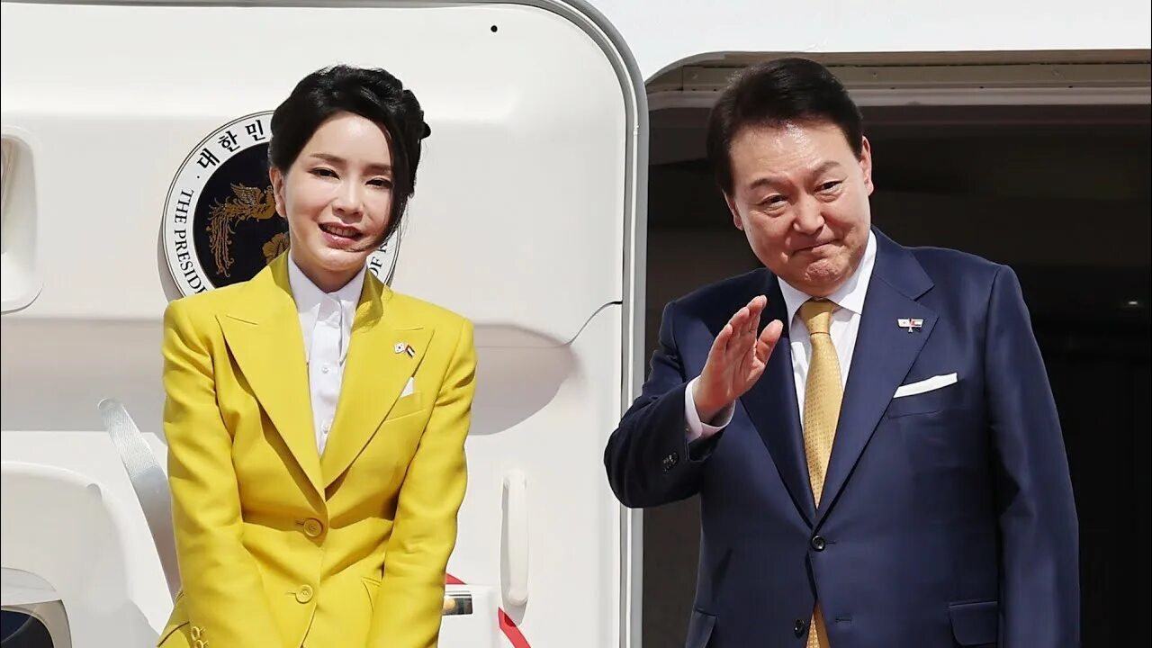 Chinni qo‘g‘irchoq: Janubiy Koreyaning 50 yoshli birinchi xonimi juda yosh ko‘ri