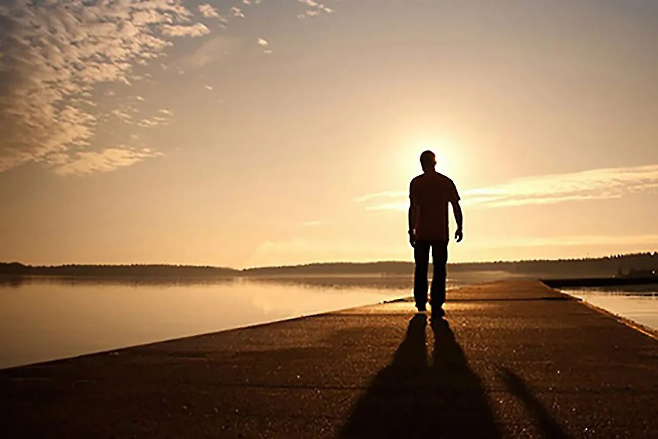 одинокий человек. уходящий в даль. уходящий человек. когда год молодой уходит в даль. парень уходит.