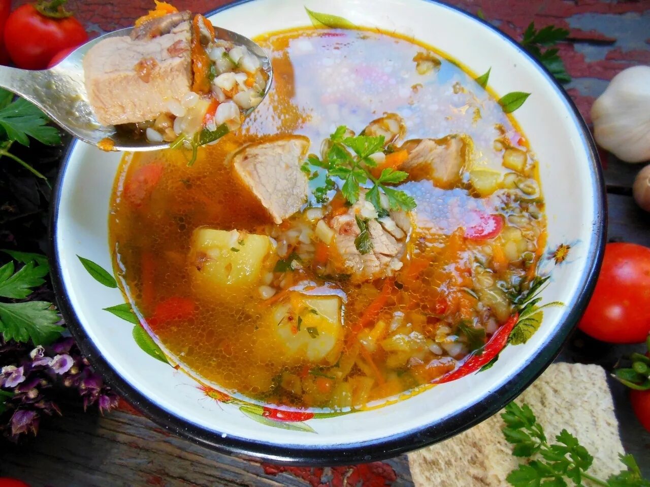 гречневый суп с мясом свинины. суп гречневый со свининой рецепт. гречнево грибной суп. суп на свиной косточке. гречневый суп со свининой.