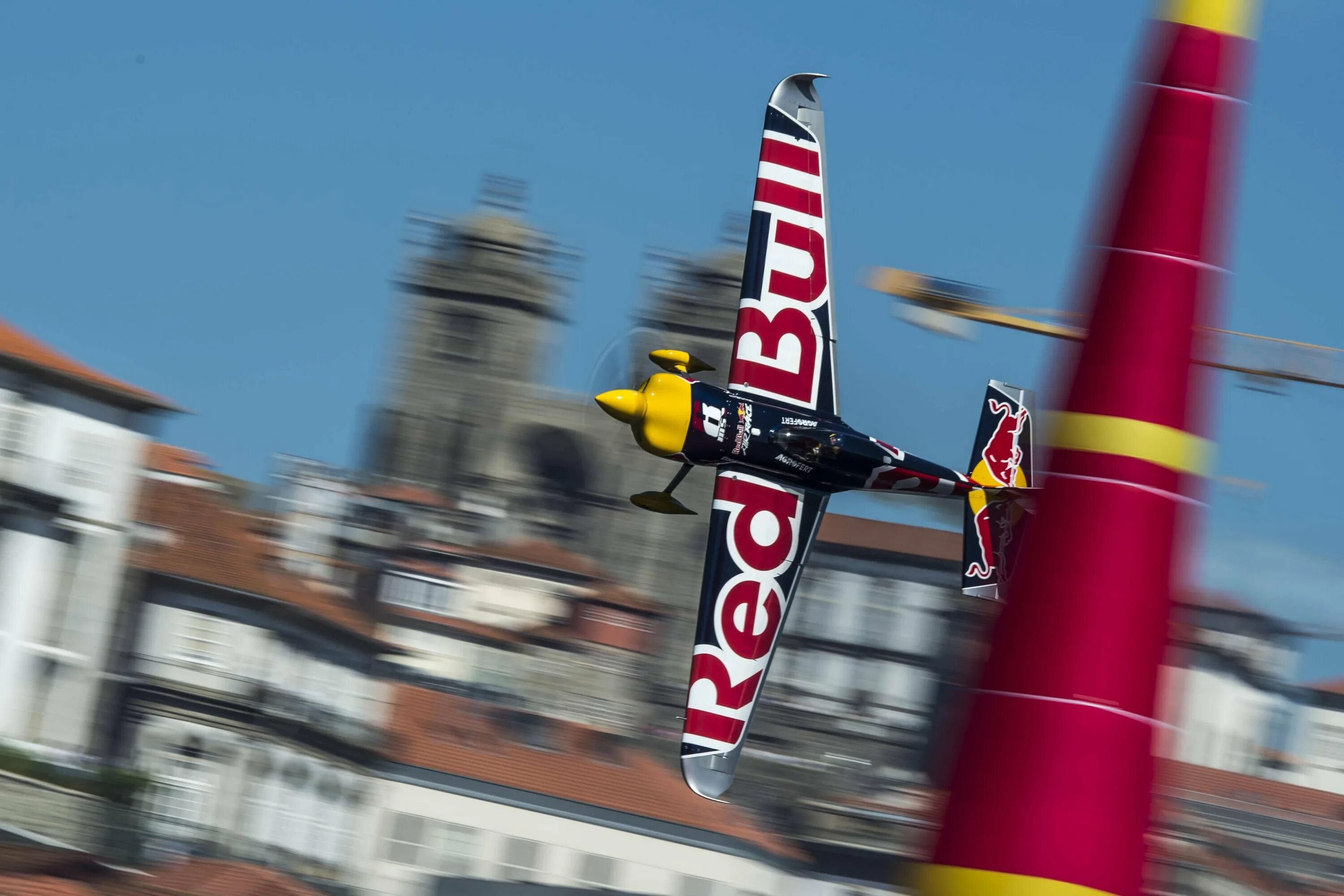 Гоночный самолёт red bull. Реклама redbull airrace. 2017 red bull air race world championship. Red bull самолет пассажирский. Редбул самолет.