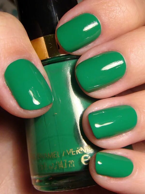 Лак для ногтей "зеленый". Зеленыц лпк длч ноглец. Hella crystal 100 зеленый лак. Салатовый цвет лака для ногтей. Цвет mojito green.