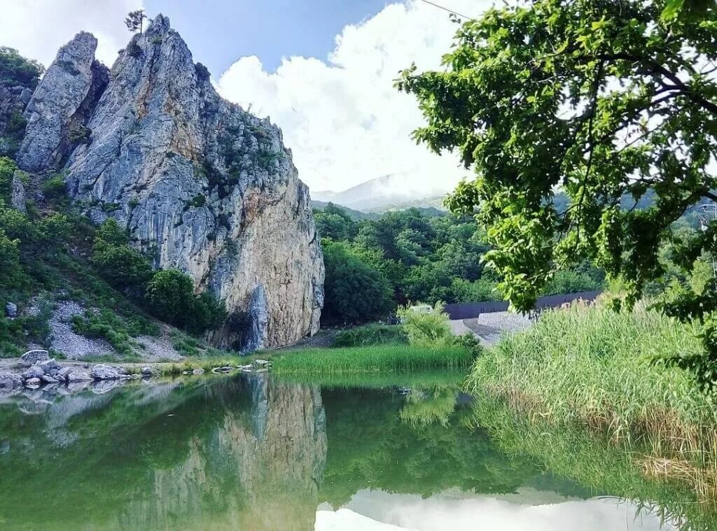 Красный камень озеро. Краснокаменка гурзуф озеро. Красные скалы аша. Красный камень озеро. Скала красный камень в гурзуфе.